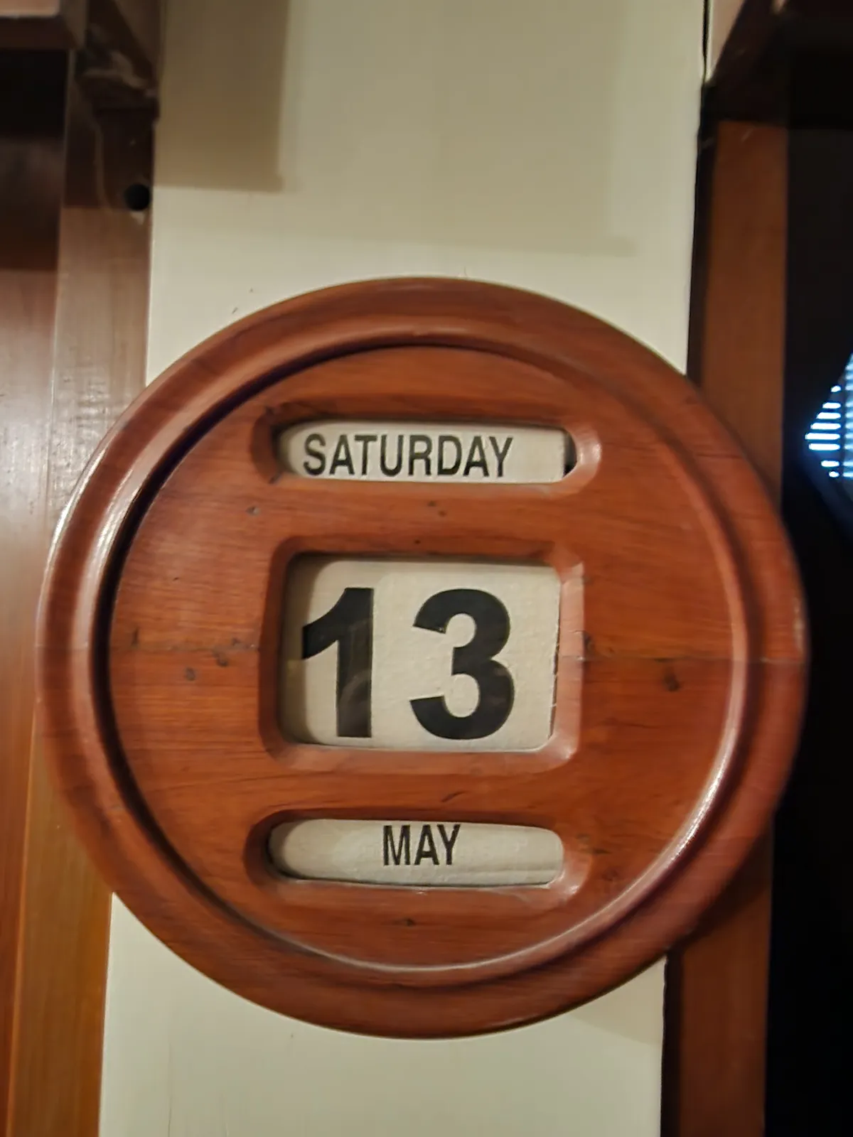 Calendário perpétuo de madeira com mostradores de dia da semana, dia do mês e mês